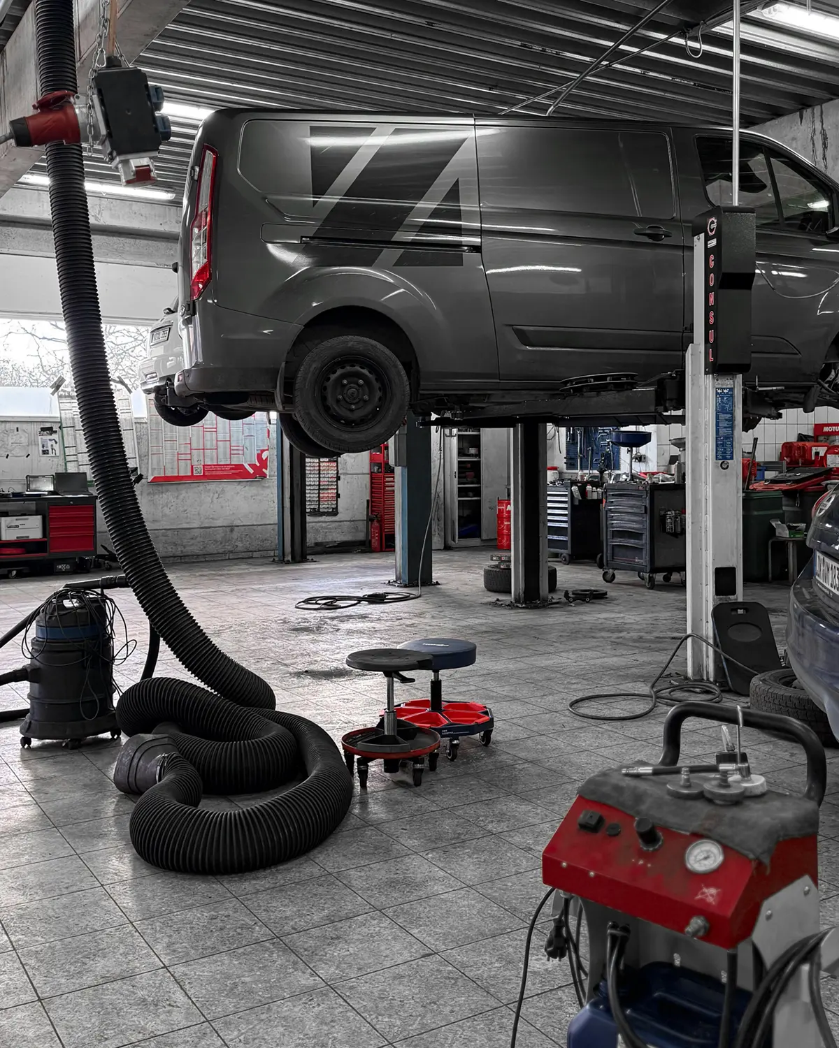 Einblick in die KFZ-Werkstatt Stroh – Transporter auf Hebebühne